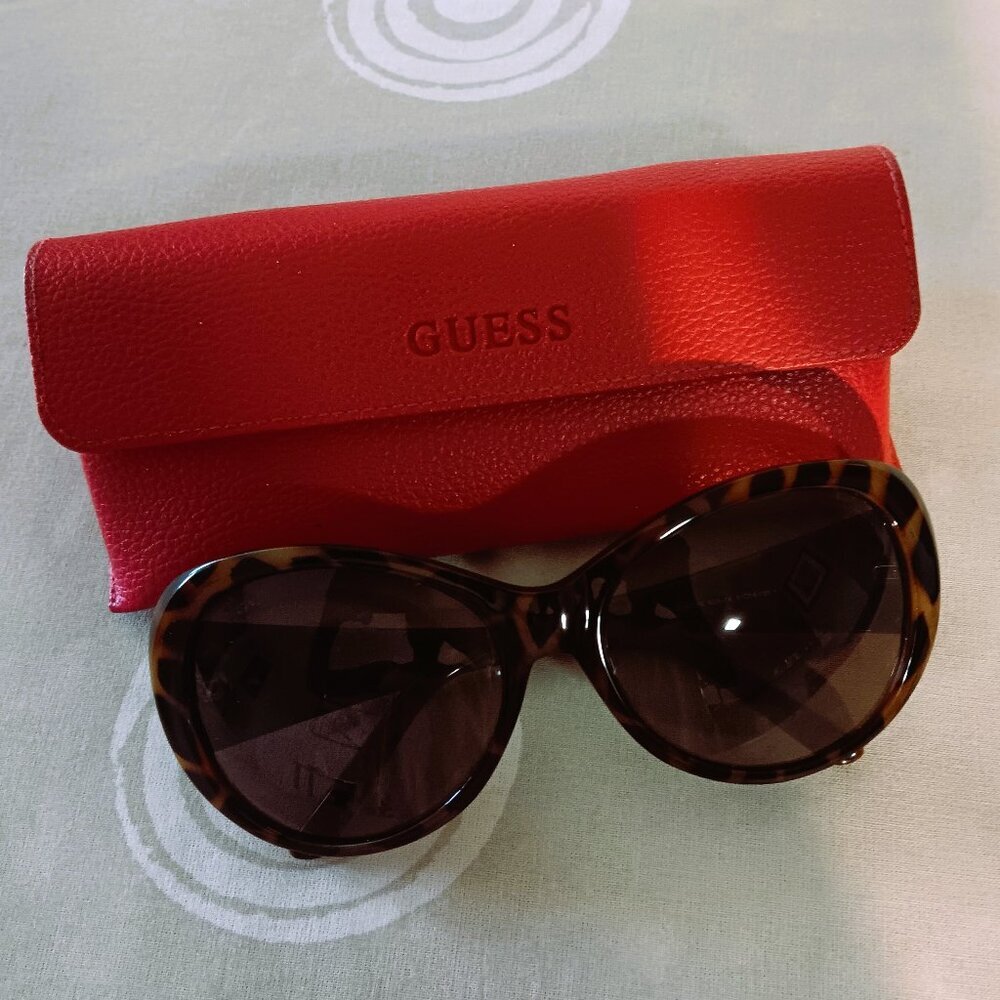 GUESS WOMEN'S SIXTIES-STYLE OVAL-RIMMED STYLISH TORTOISE SUNGLASSES & RED CASE - Picture 2 of 5